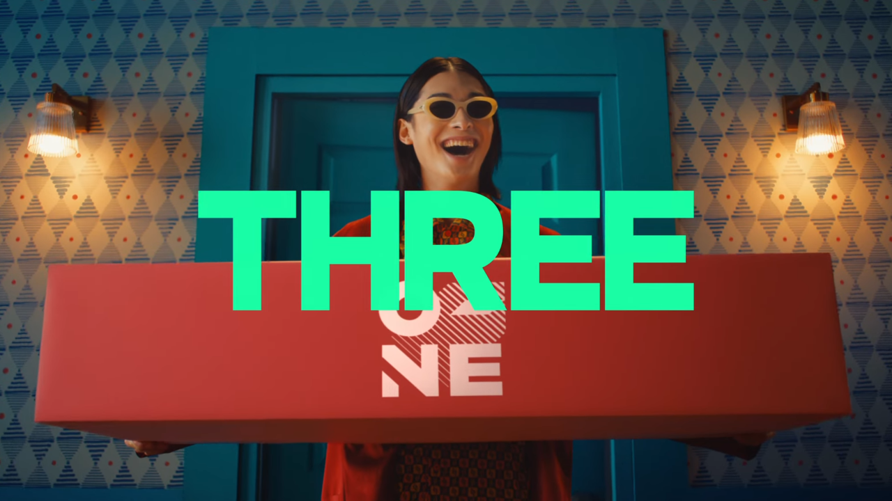 [AP신문 광고평론 No.751] 택배를 받고 기뻐하는 모습. 사진 CJ대한통운 유튜브 캡처 ⓒAP신문