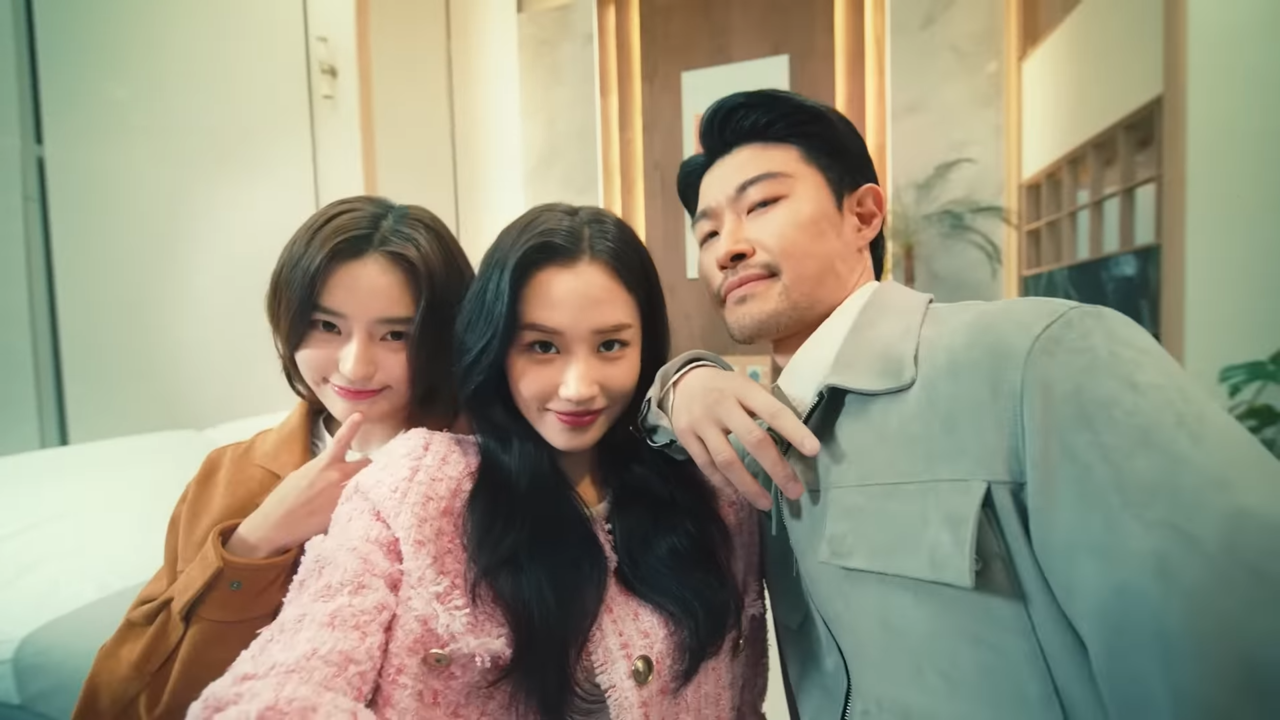 [AP신문 광고평론 No.762]  바디프랜드 라운지에서 셀카 찍는 사람들의 모습. 사진 바디프랜드 유튜브 캡처 ⓒAP신문