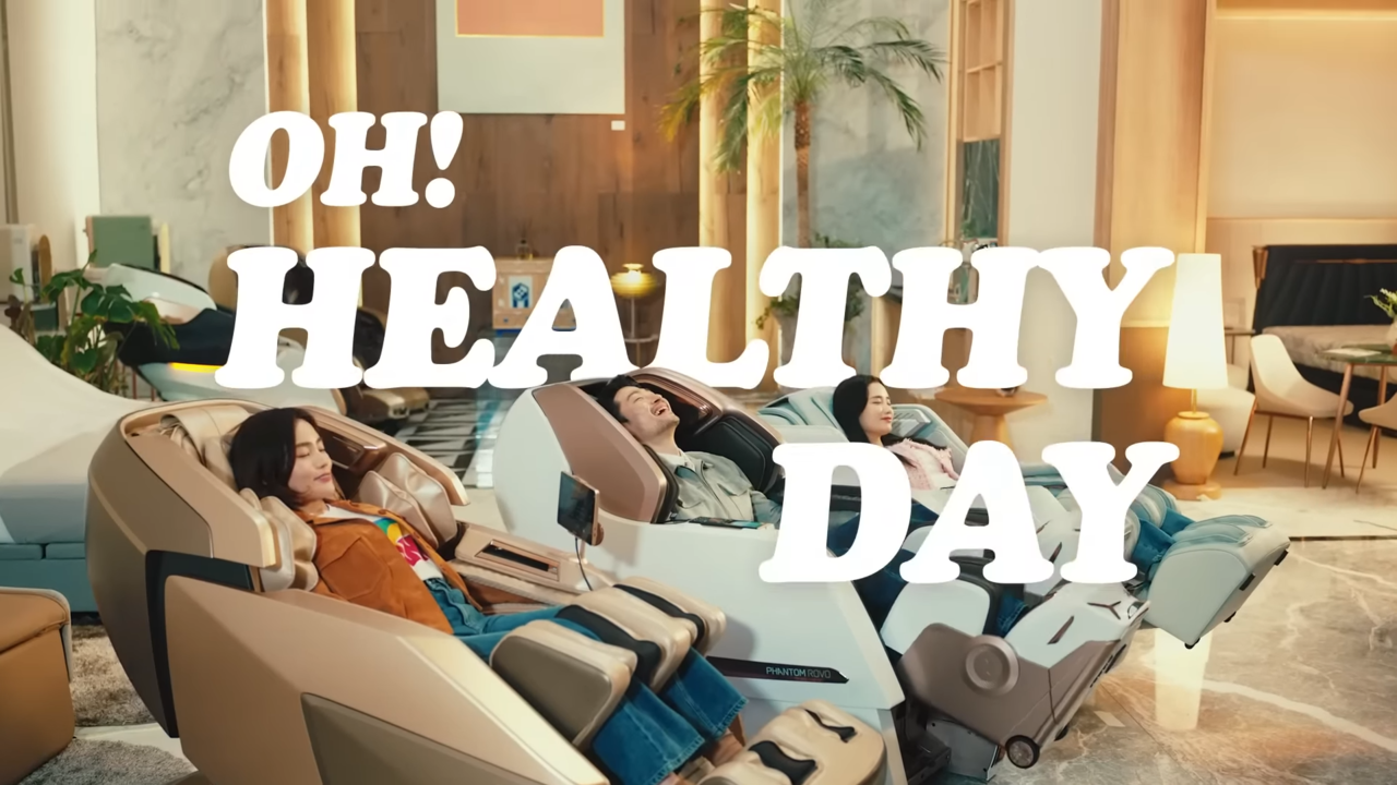 [AP신문 광고평론 No.762]  바디프랜드 라운지에서 안마 의자를 즐기는 사람들의 모습. 사진 바디프랜드 유튜브 캡처 ⓒAP신문