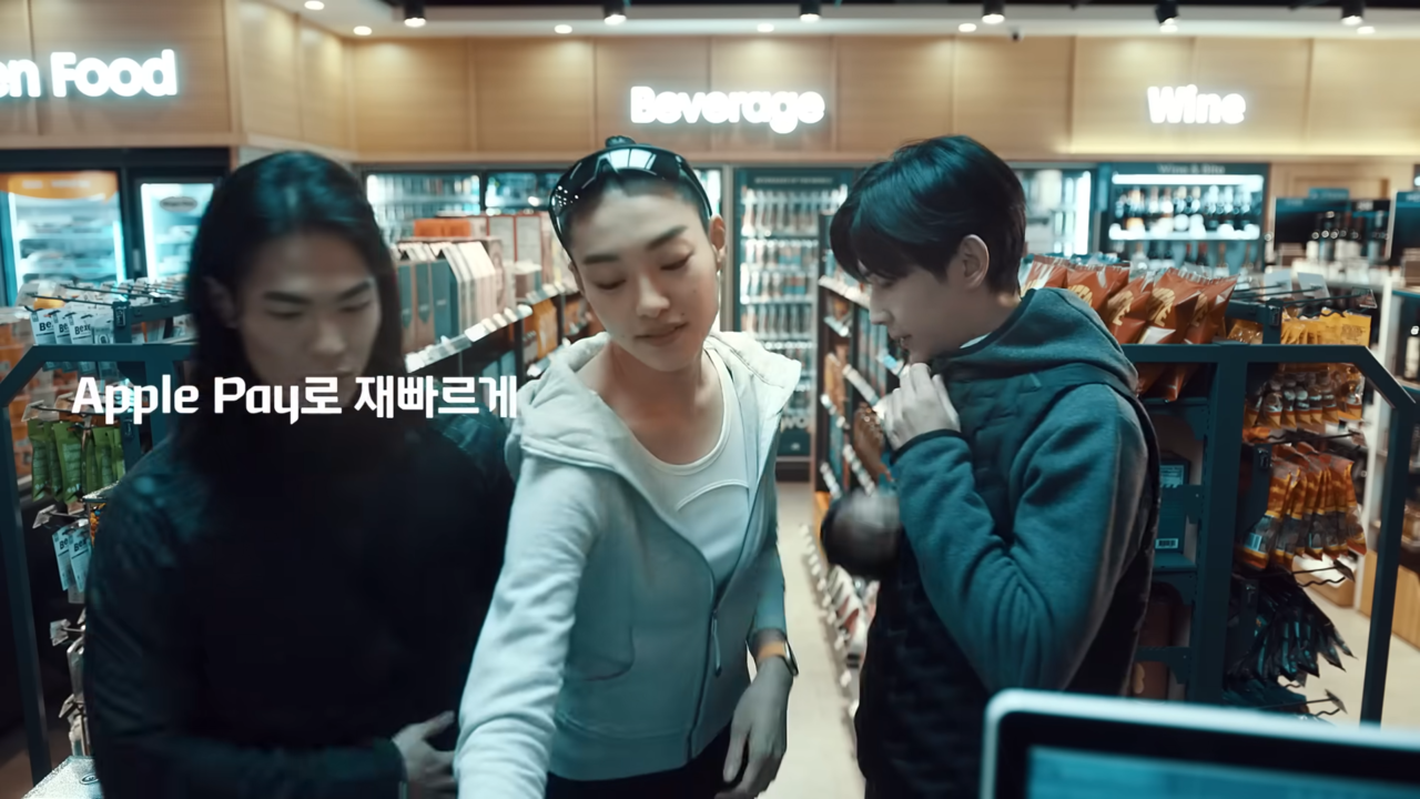 [AP신문 광고평론 No.768] 편의점에서 애플워치 속 애플페이로 결제하는 모습. 사진 현대카드 유튜브 캡처 ⓒAP신문