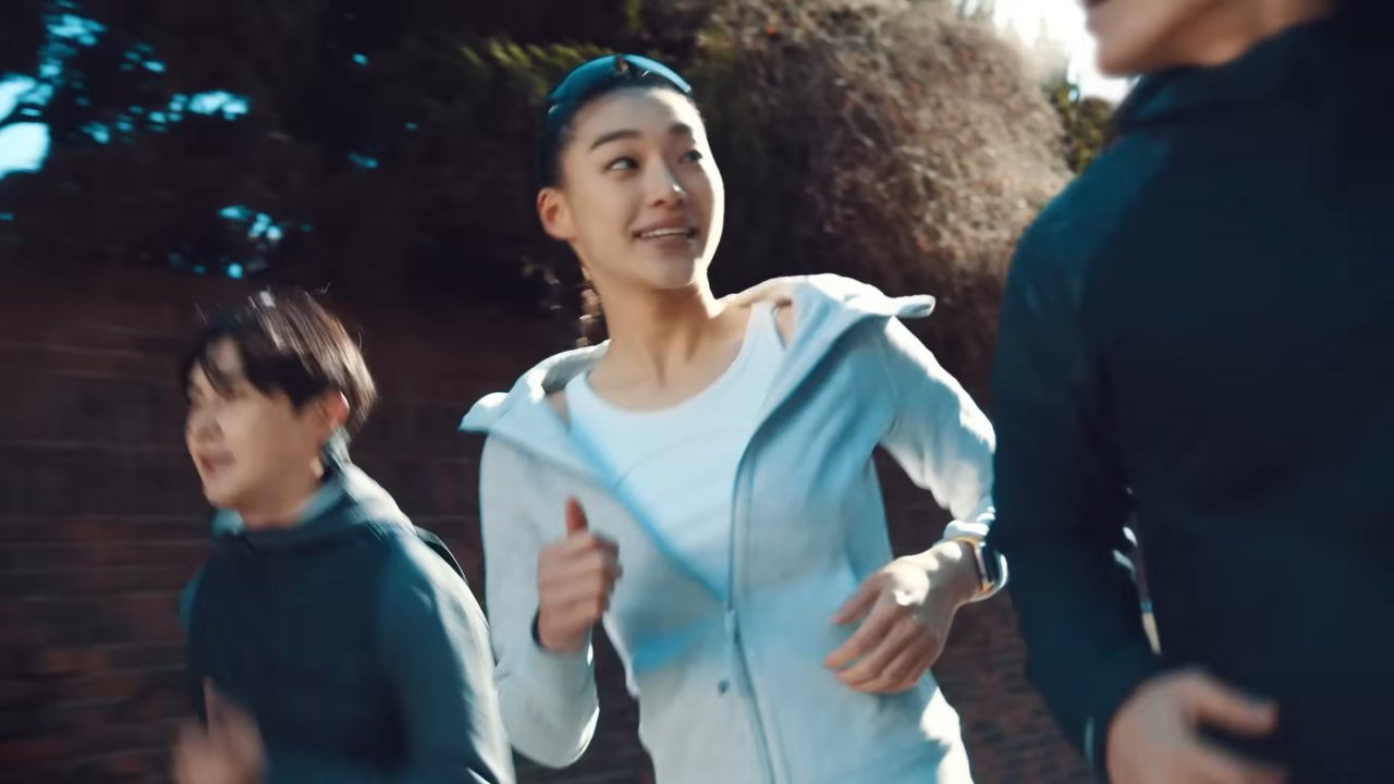 [AP신문 광고평론 No.768] 도심 속에서 러닝을 즐기는 젊은 남녀. 사진 현대카드 유튜브 캡처 ⓒAP신문