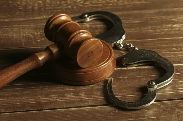 ⓒAP뉴스(AP신문)  '프로듀스 101' 시리즈 조작 혐의로 징역형을 산 안준영 PD 재입사에 이어  ‘아이돌 학교’ 조작 혐의로 징역형을 산 김태은 PD가  엠넷에 재입사하자 논란이다. MBC는 음주 운전 3회의 가수 호란을 방송에 출연시켜 시청자 항의를 받고 있다.