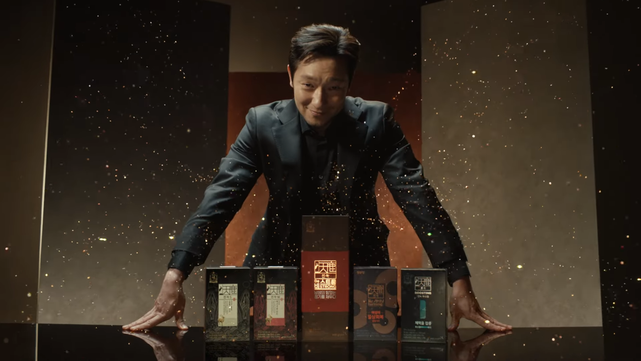 [AP신문 광고평론 No.795] 정관장 모델 배우 손석구가 천녹 라인업을 소개하고 있다. 사진 정관장TV 유튜브 캡처 ⓒAP신문(AP뉴스)