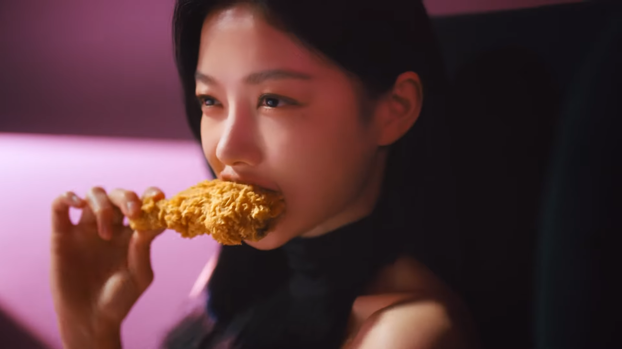  [AP신문 광고평론 No.797] 김유정이 신제품 갈리시오소를 먹고 있다. 사진 BBQ 유튜브 캡처 ⓒAP신문(AP뉴스)