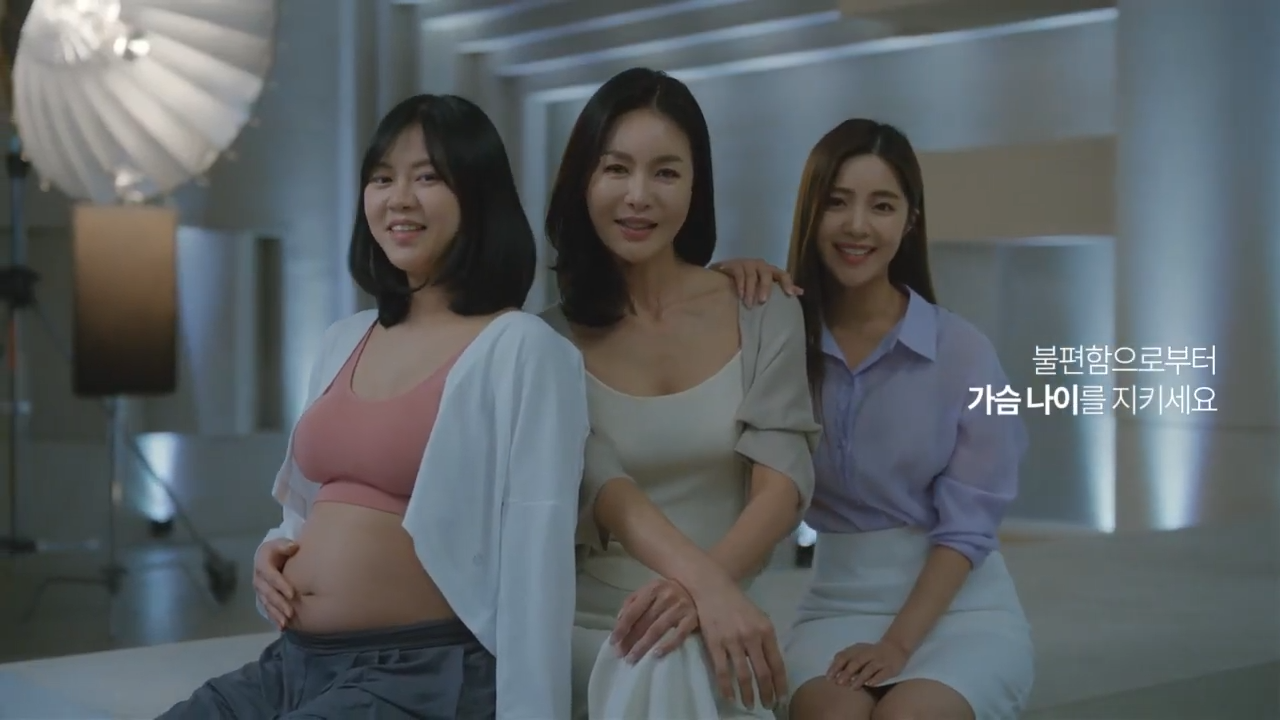 일반인 모델의 '가슴 나이'로 눈길 끄는 현대홈쇼핑 에이세 새광고 < 일반기업 광고평론 < AP광고평론 < 기사본문 - AP신문 |  온라인뉴스미디어 에이피신문