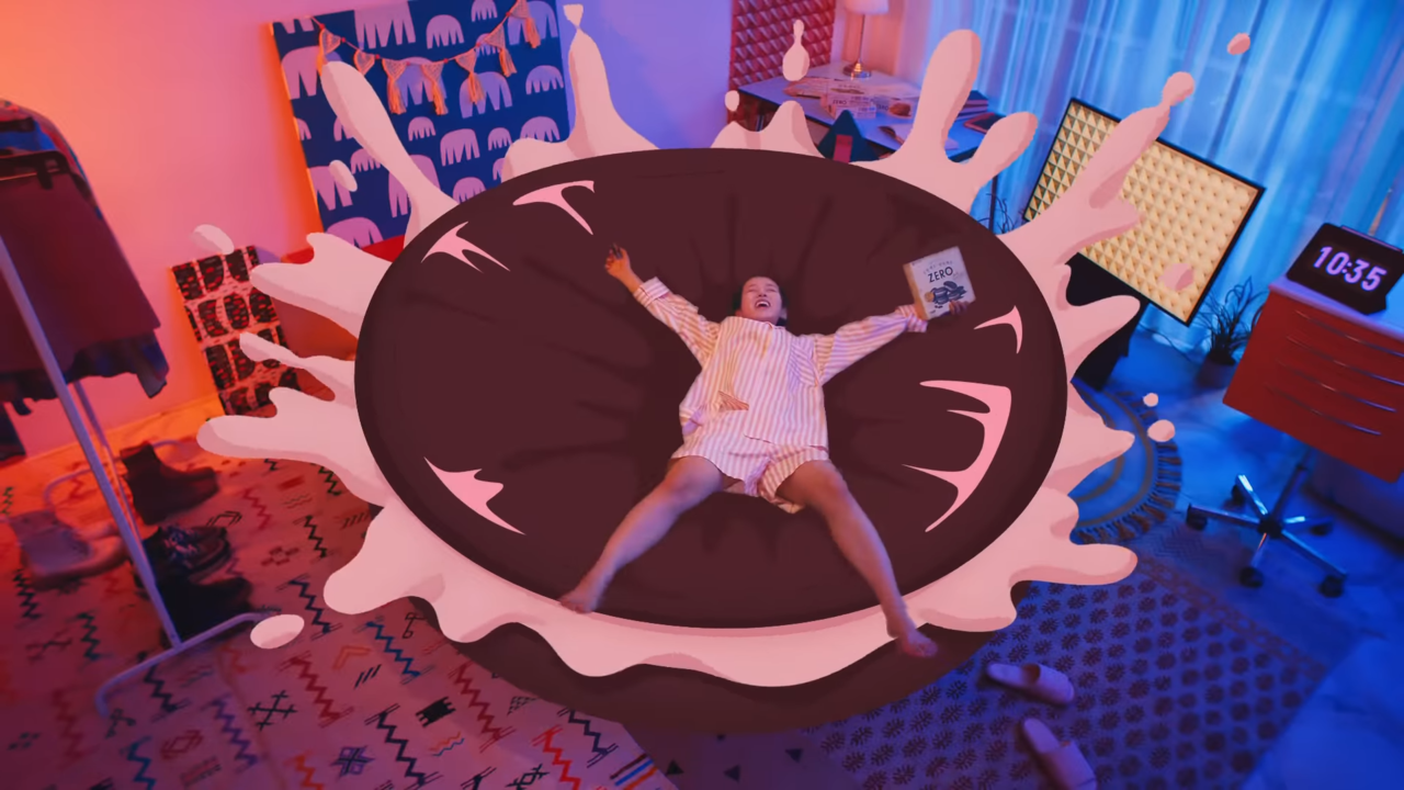 [AP신문 광고평론 No.803] 디저트를 먹고 행복해하는 모습. 사진 롯데웰푸드 유튜브 캡처 ⓒAP신문(AP뉴스)