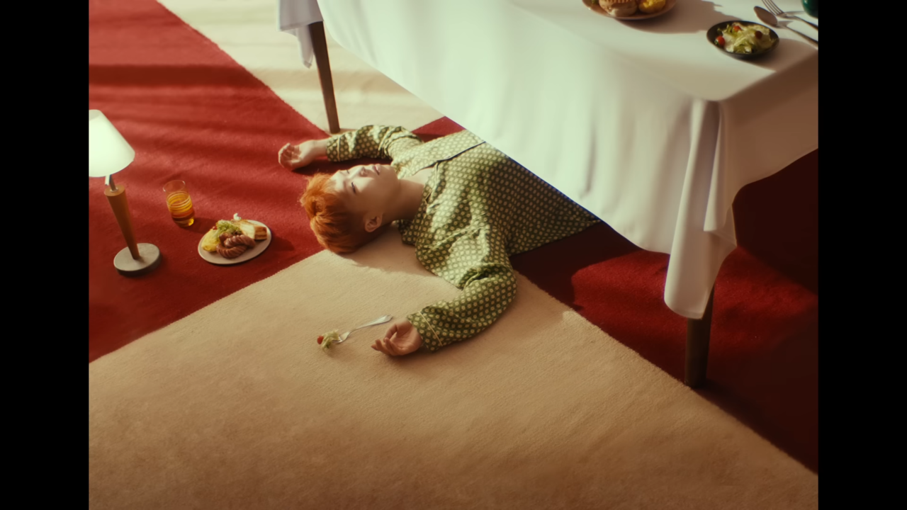 [AP신문 광고평론 No.816] 세련되고 감각적인 미장센이 돋보인다. 사진 KB증권 유튜브 캡처 ⓒAP신문(AP뉴스)