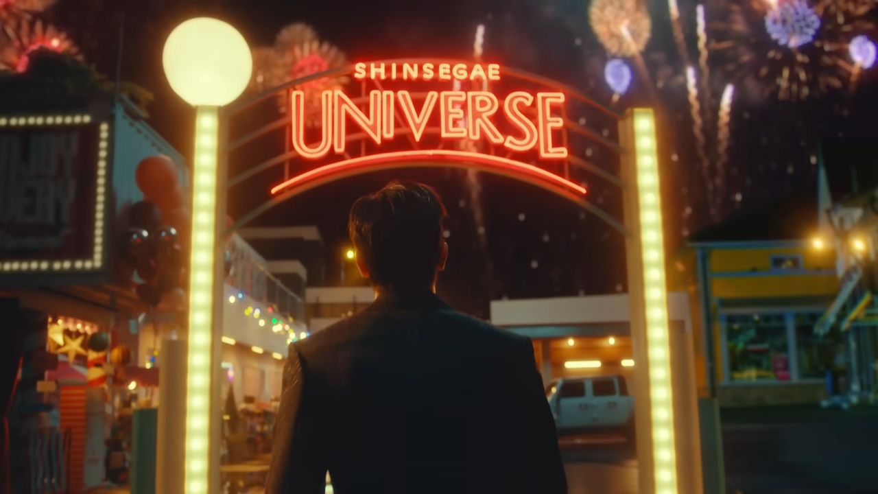 [AP신문 광고평론 No.824]  화려한 축제의 장 같은 신세계 유니버스의 입구. 사진 신세계그룹 뉴스룸 유튜브 캡처 ⓒAP신문(AP뉴스)