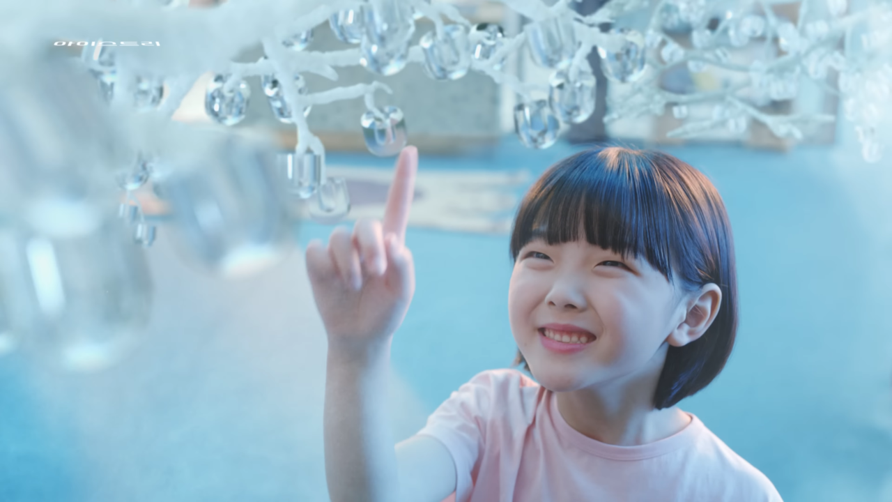 [AP신문 광고평론 No.826] 얼음 나무를 보며 웃는 아이의 모습. 사진 청호나이스 유튜브 캡처 ⓒAP신문(AP뉴스)