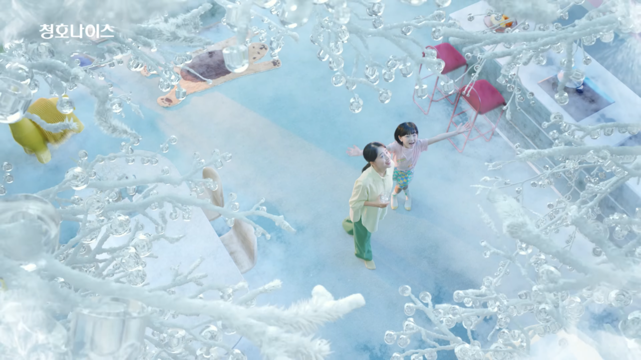 [AP신문 광고평론 No.826] 얼음 결정이 맺힌 듯한 연출. 사진 청호나이스 유튜브 캡처 ⓒAP신문(AP뉴스)