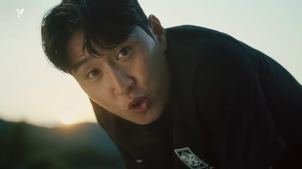 [AP신문 광고평론 No.831] 광고는 이강인을 '축구에 미친 20대'로 재포지셔닝했다. 사진 KT 유튜브 캡처 ⓒAP신문(AP뉴스)