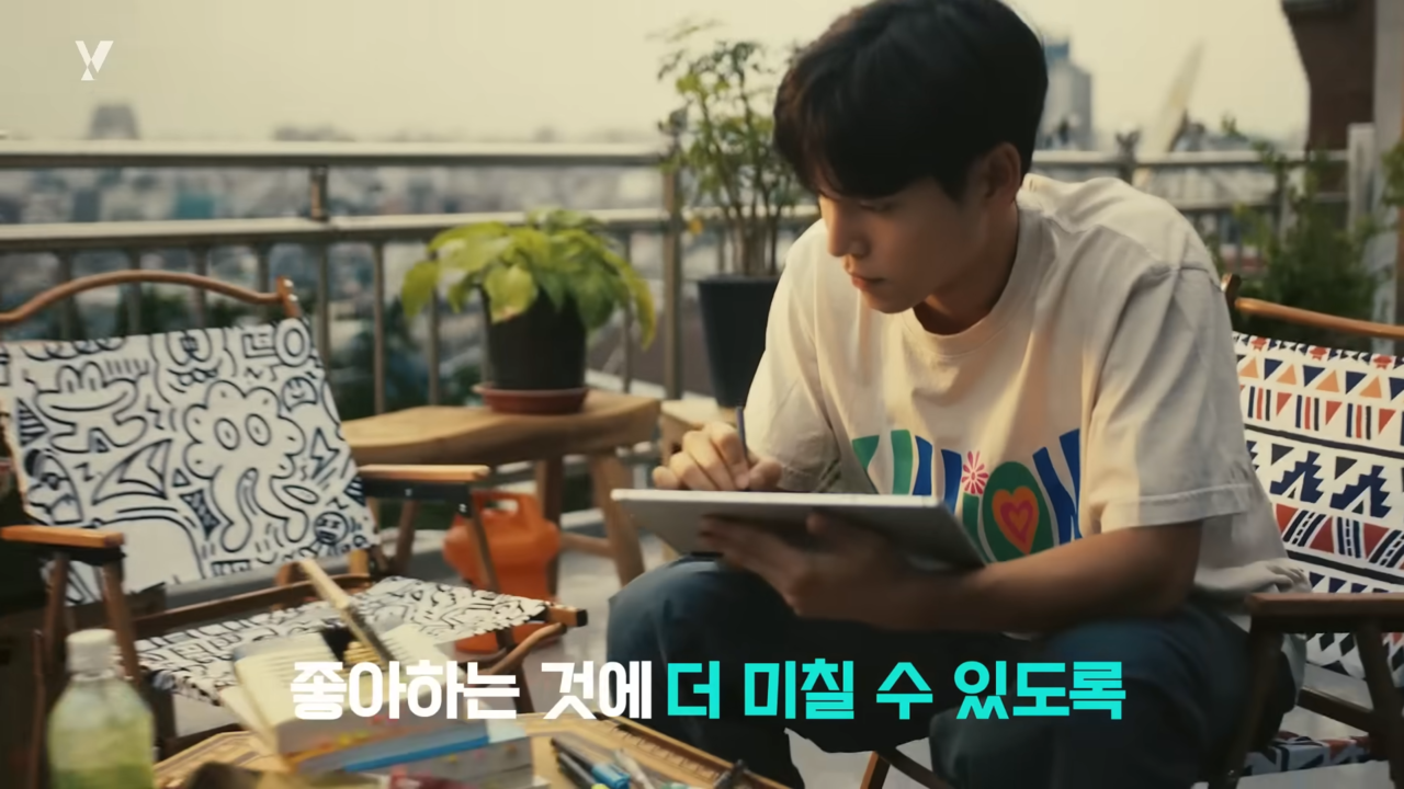 [AP신문 광고평론 No.831] 그림에 열중하는 20대의 모습. 사진 KT 유튜브 캡처 ⓒAP신문(AP뉴스)