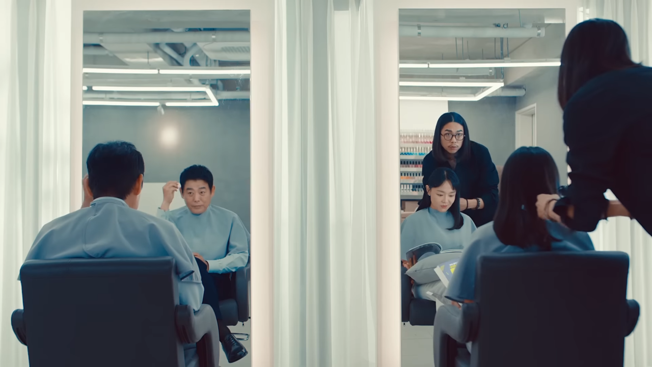 [AP신문 광고평론 No.837]  여자는 미용사에게 체국씨 스타일로 해달라고 요청한다. 사진 우체국 유튜브 캡처 ⓒAP신문(AP뉴스)