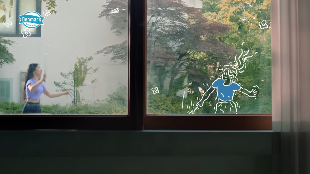 [AP신문 광고평론 No.838] 신예은과 캐릭터가 배드민턴을 치고 있다. 사진 동원F&B 유튜브 캡처 ⓒAP신문(AP뉴스)