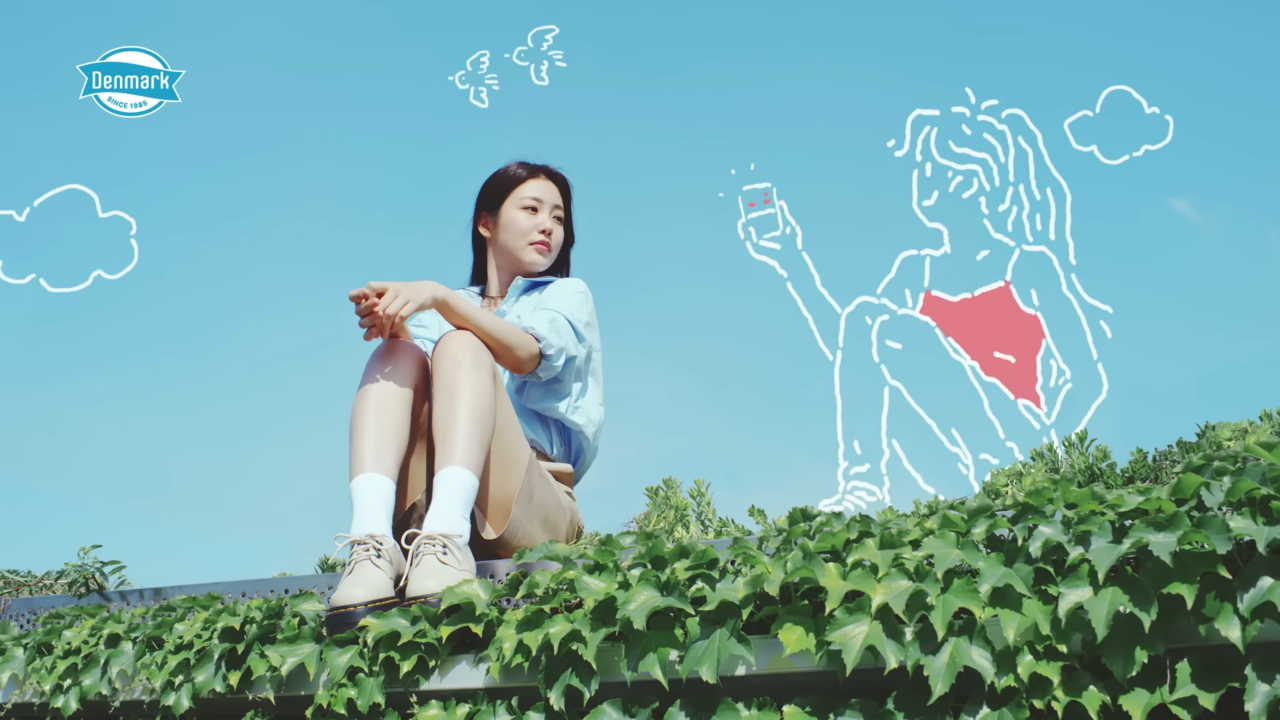 [AP신문 광고평론 No.838] 신예은에게 요구르트를 건네는 캐릭터. 사진 동원F&B 유튜브 캡처 ⓒAP신문(AP뉴스)