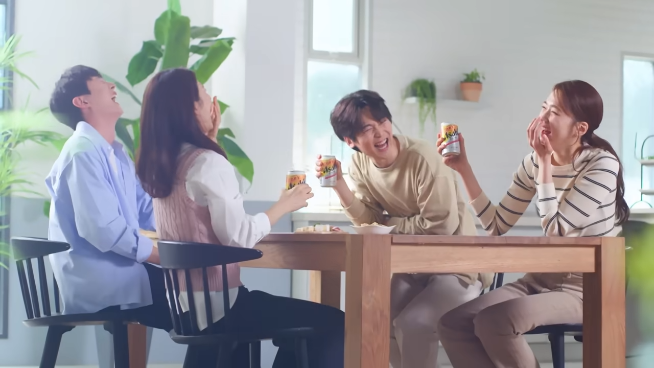[AP신문 광고평론 No.841]  맥주를 마시며 즐거워하는 장면. 사진 아사히 유튜브 캡처 ⓒAP신문(AP뉴스)