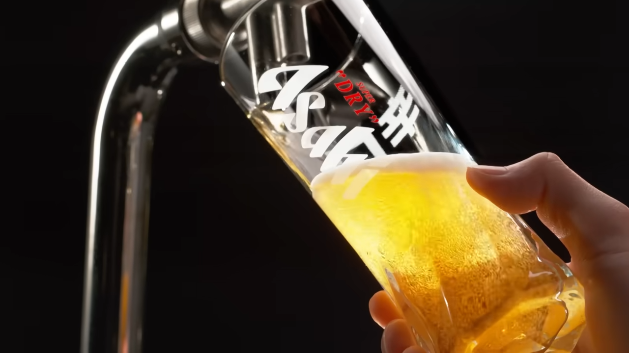 [AP신문 광고평론 No.841]  마치 생맥주를 마시는 것 같다는 점을 강조했다. 사진 아사히 유튜브 캡처 ⓒAP신문(AP뉴스)
