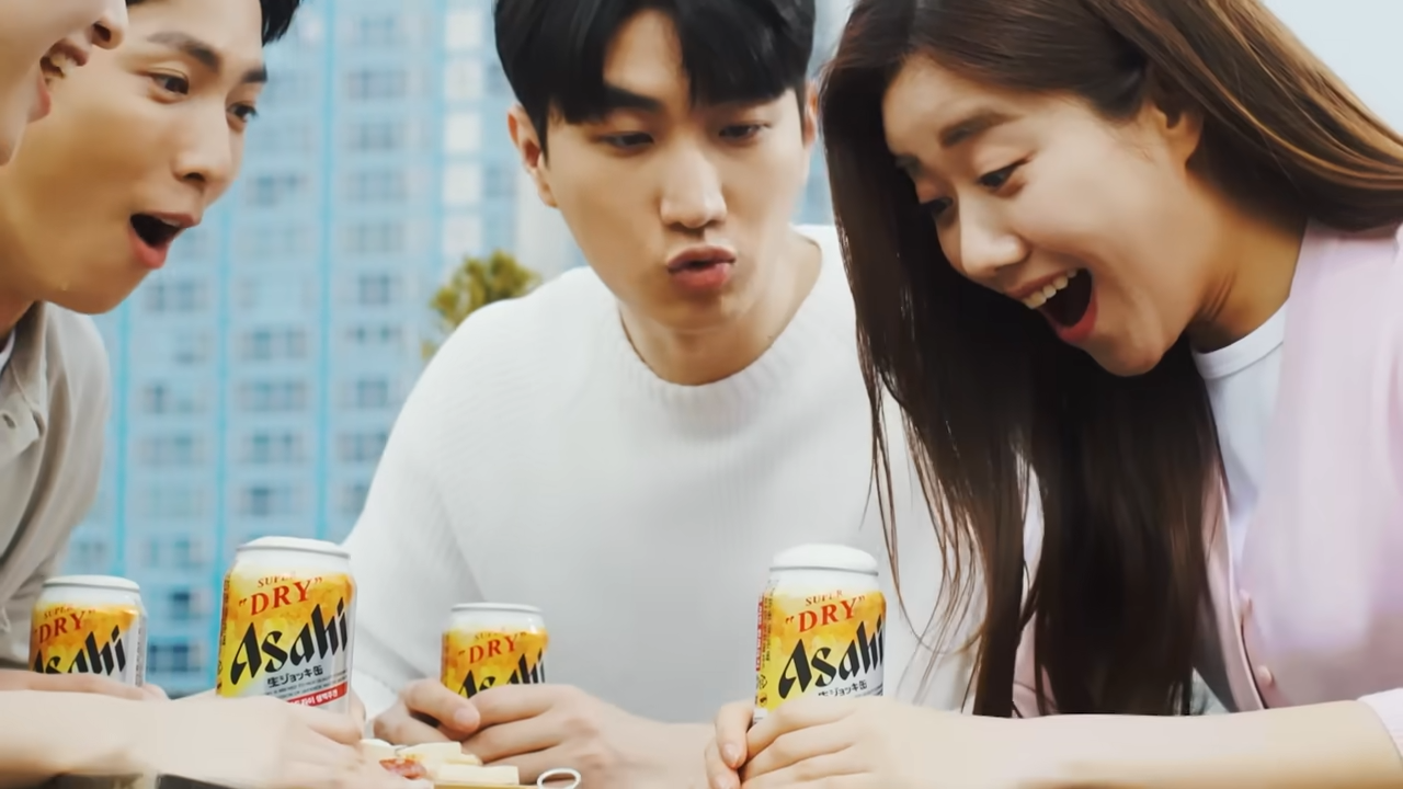 [AP신문 광고평론 No.841]  캔을 따자 거품이 나오는 것을 보며 놀라는 모델. 사진 아사히 유튜브 캡처 ⓒAP신문(AP뉴스)