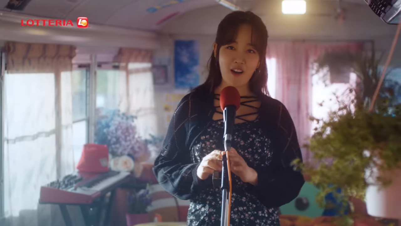 [AP신문 광고평론 No.843] 롯데리아 모델 가수 윤하. 사진 롯데리아 유튜브 캡처 ⓒAP신문(AP뉴스)