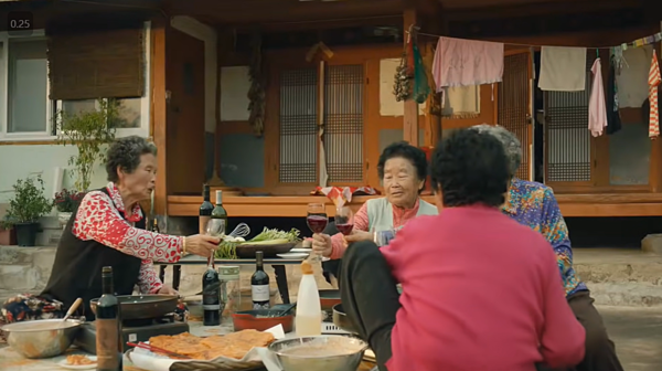 이마트 와이너리 광고 - 이마트 ‘와인 이즈 노말’은 와인장터 홍보를 위해 TBWA코리아가 제작한 광고다. 와인이 비싸다는 고정관념을 깨고 일반 소비자들이 부담 없이 마실 수 있는 주류라는 것을 보여주기 위해 기획됐다.​​​​​​​농촌 시골마을에서 할머니, 할아버지들이 새참과 함께 와인을 마시고, 소를 타고 가면서 와인을 디캔딩하고, 처마 밑에 메주‧곶감 대신 와인을 걸어놓는 신선한 장면을 사용했다. ‘2019 뉴욕 페스티벌’에서 ‘필름 크래프트’ 부문 금상을 수상했고, ‘2019 서울영상광고제’에서도 그랑프리를 수상한 작품이다. 이마트 유튜브 광고 캡쳐 ⓒAP신문(AP뉴스)