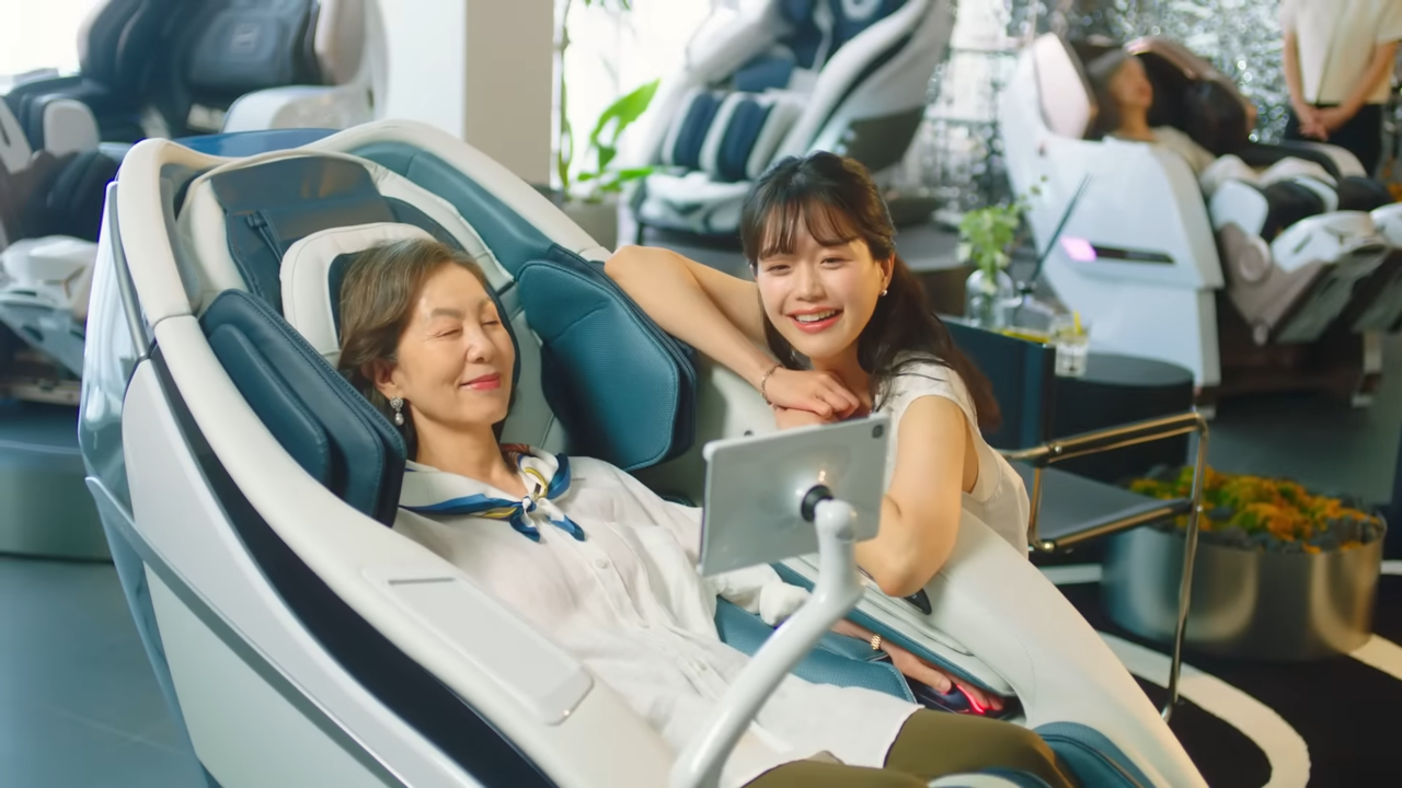 [AP신문 광고평론 No.856] 할머니와 손녀가 라운지에서 함께 시간을 보낸다. 사진 바디프랜드 유튜브 캡처 ⓒAP신문(AP뉴스)