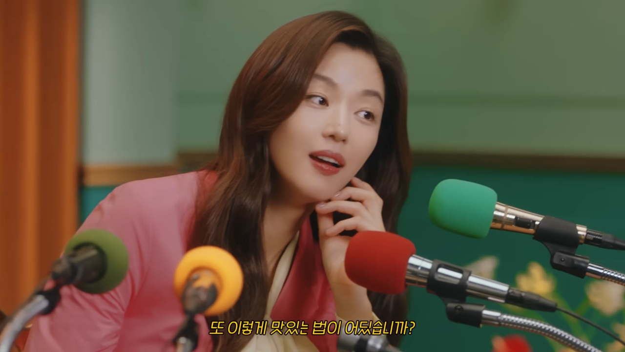 [AP신문 광고평론 No.869] 기자가 전지현에게 질문하고 있다. 사진 BHC치킨 유튜브 캡처 ⓒAP신문(AP뉴스)