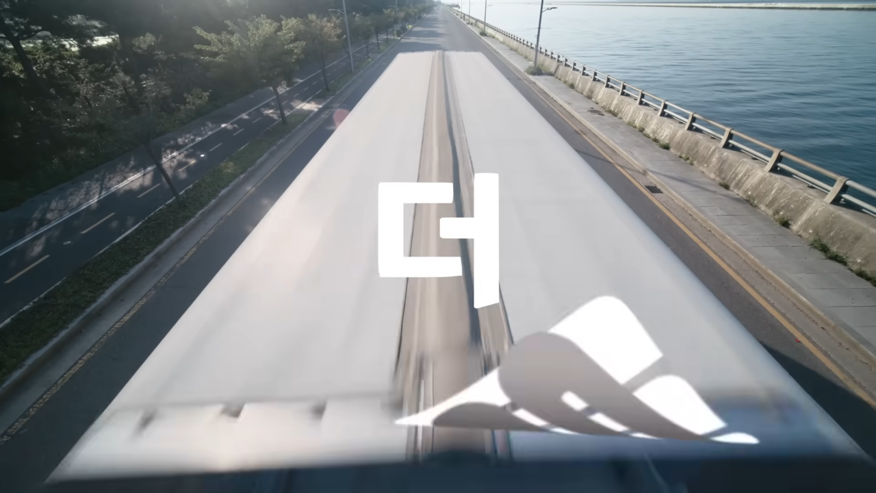 [AP신문 광고평론 No.891] 트럭이 지나가며 '덜'을 '더'로 만드는 효과. 사진 더 운반 유튜브 캡처 ⓒAP신문(AP뉴스)