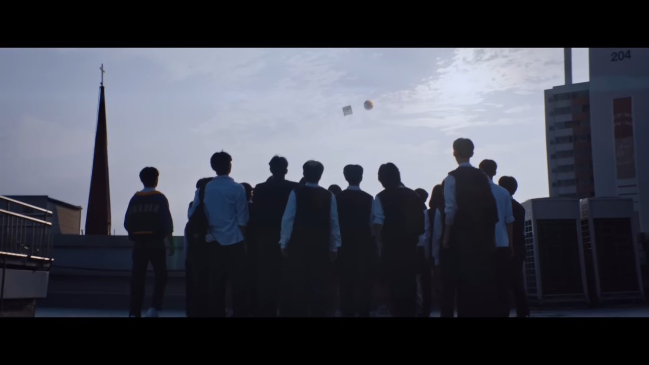 [AP신문 광고평론 No.895] 행성을 구경하는 사람들의 모습. 사진 삼양라운드스퀘어 유튜브 캡처 ⓒAP신문(AP뉴스)