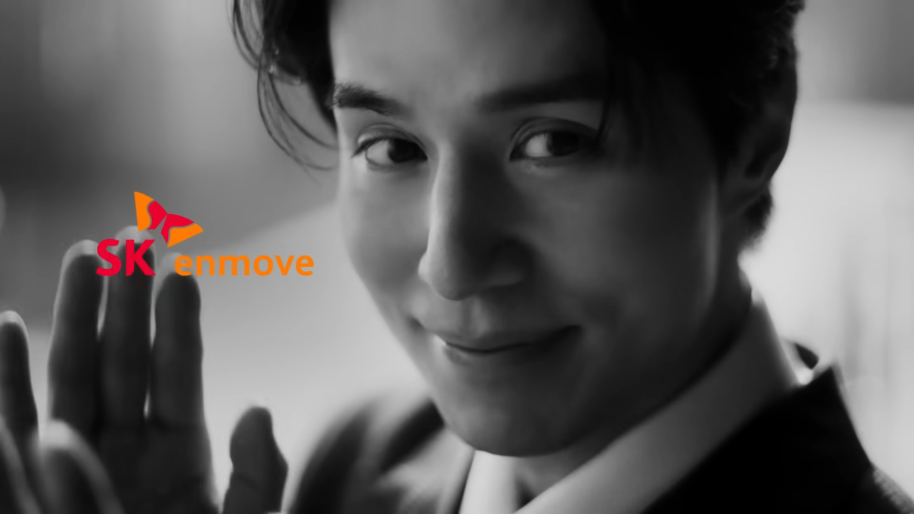 [AP신문 광고평론 No.896] 흑백 영상 위의 컬러 브랜드 로고가 돋보인다. 사진 SK엔무브 유튜브 캡처 ⓒAP신문(AP뉴스)