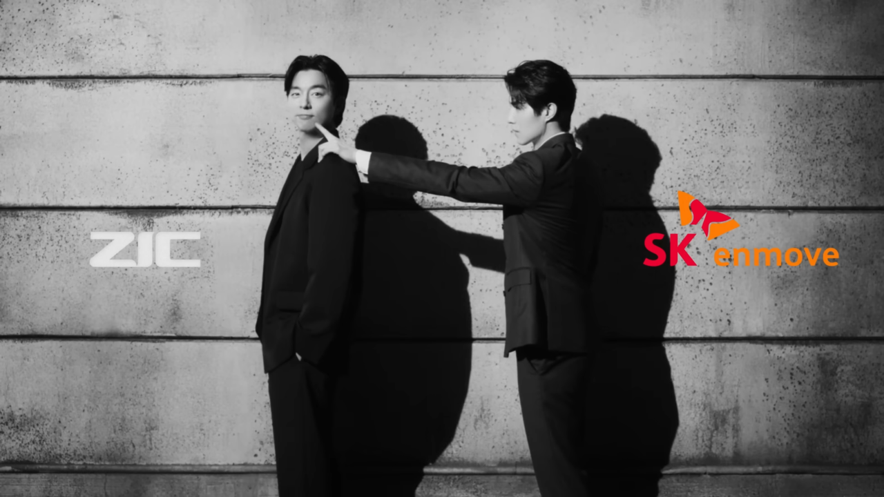 [AP신문 광고평론 No.896] 공유와 이동욱이 장난치는 모습. 사진 SK엔무브 유튜브 캡처 ⓒAP신문(AP뉴스)