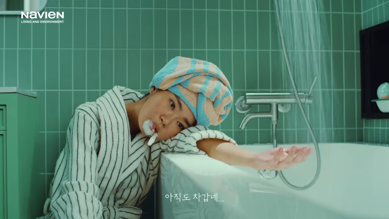 [AP신문 광고평론 No.903]  온수를 기다리고 있는 모습. 사진 경동나비엔 유튜브 캡처 ⓒAP신문(AP뉴스)