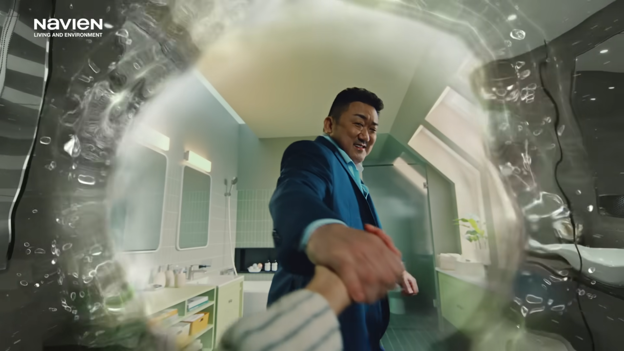 [AP신문 광고평론 No.903]  여자의 손을 잡아끄는 마동석. 사진 경동나비엔 유튜브 캡처 ⓒAP신문(AP뉴스)