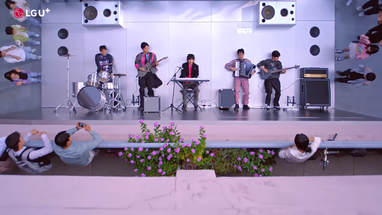 [AP신문 광고평론 No.907] 누워서 공연하는 이찬혁. 사진 LG Uplus 유튜브 캡처 ⓒAP신문(AP뉴스)