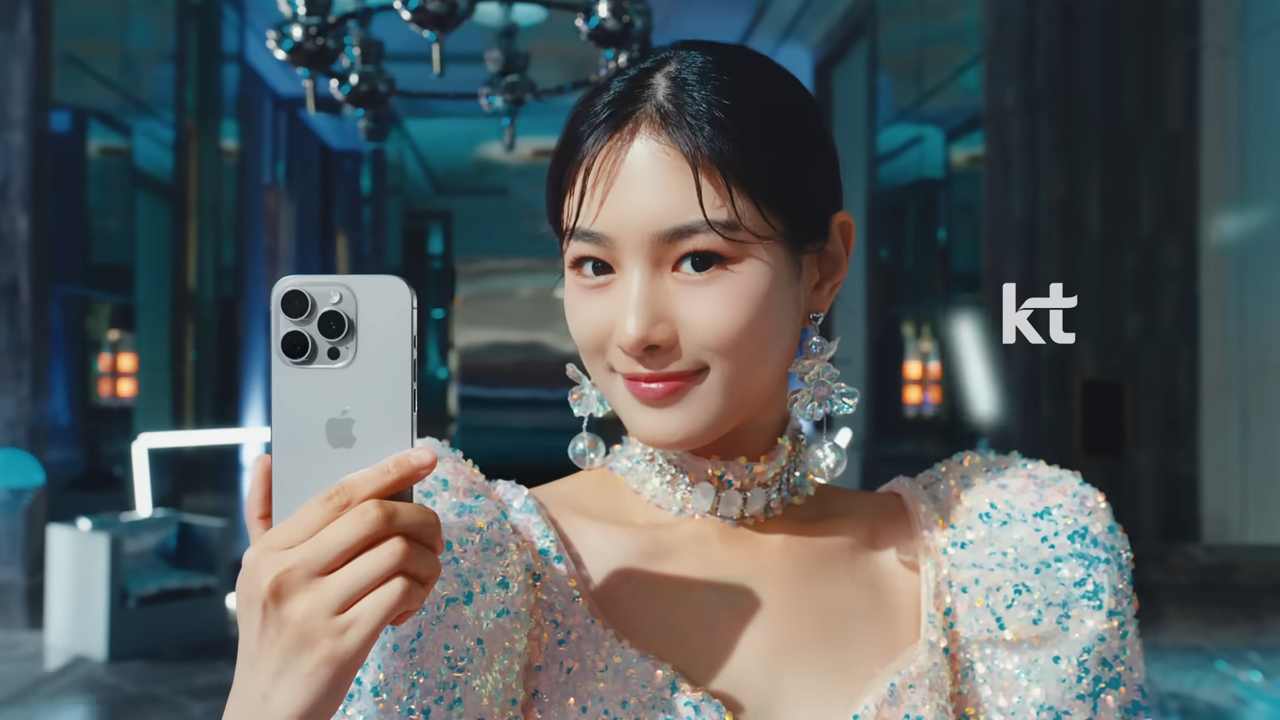 [AP신문 광고평론 No.908]  아이폰 15를 들고 있는 모델. 사진 KT 유튜브 캡처 ⓒAP신문(AP뉴스)