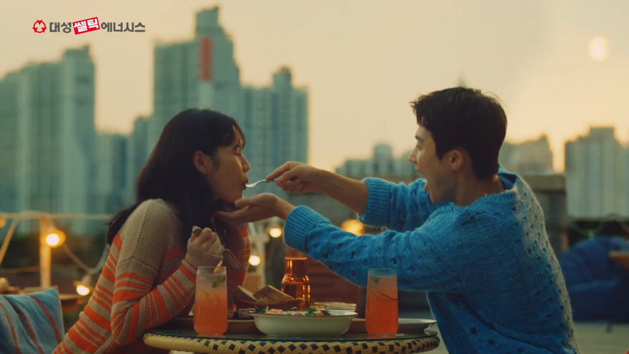 [AP신문 광고평론 No.911]  신혼부부가 바비큐를 즐기고 있다. 사진 대성보일러 유튜브 캡처 ⓒAP신문(AP뉴스)