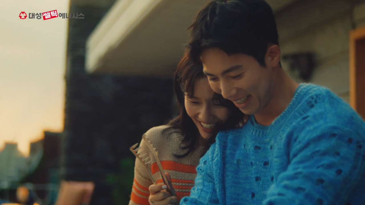 [AP신문 광고평론 No.911]  신혼부부의 행복한 모습. 사진 대성보일러 유튜브 캡처 ⓒAP신문(AP뉴스)