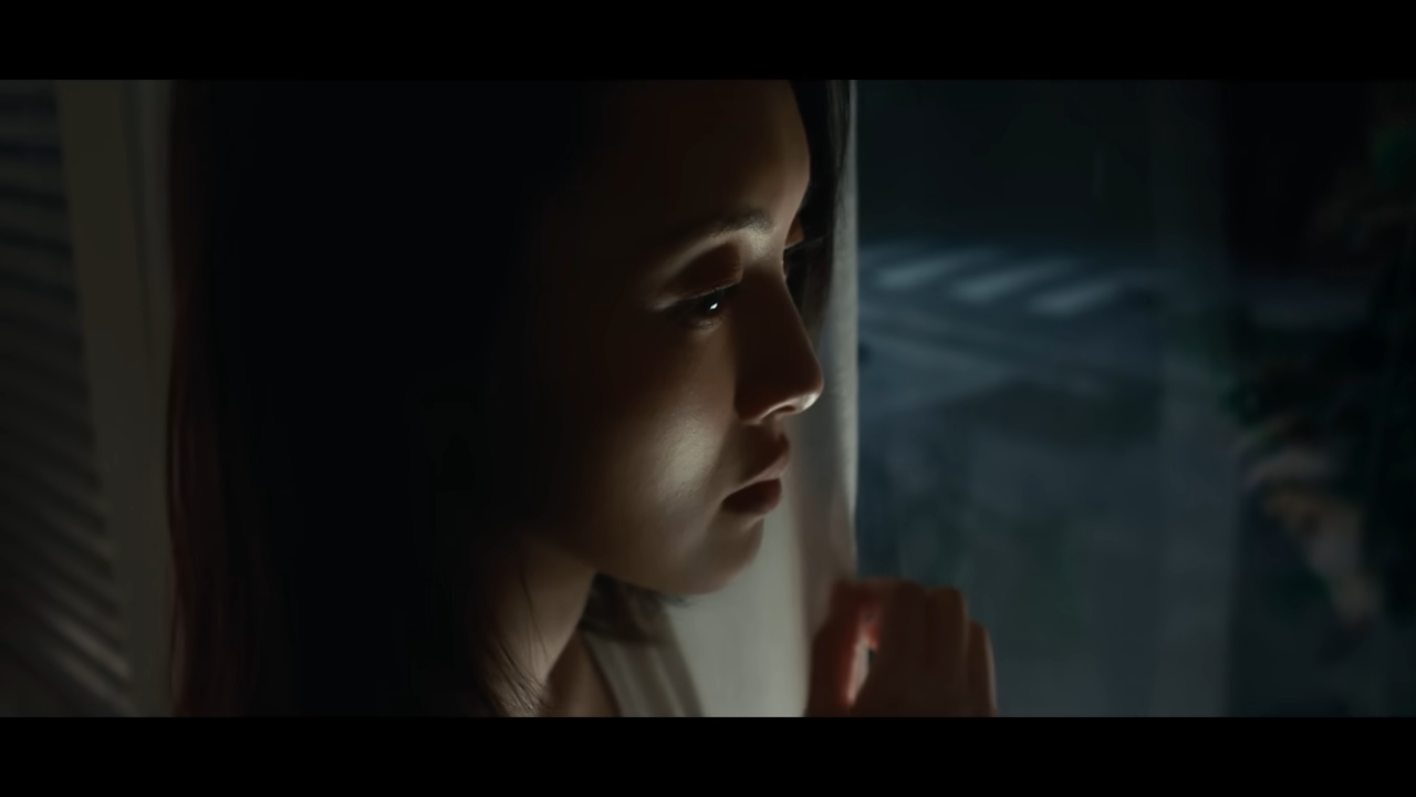 [AP신문 광고평론 No.915] 창밖으로 남편 차를 지켜보는 아내. 사진 신한은행 유튜브 캡처 ⓒAP신문(AP뉴스)