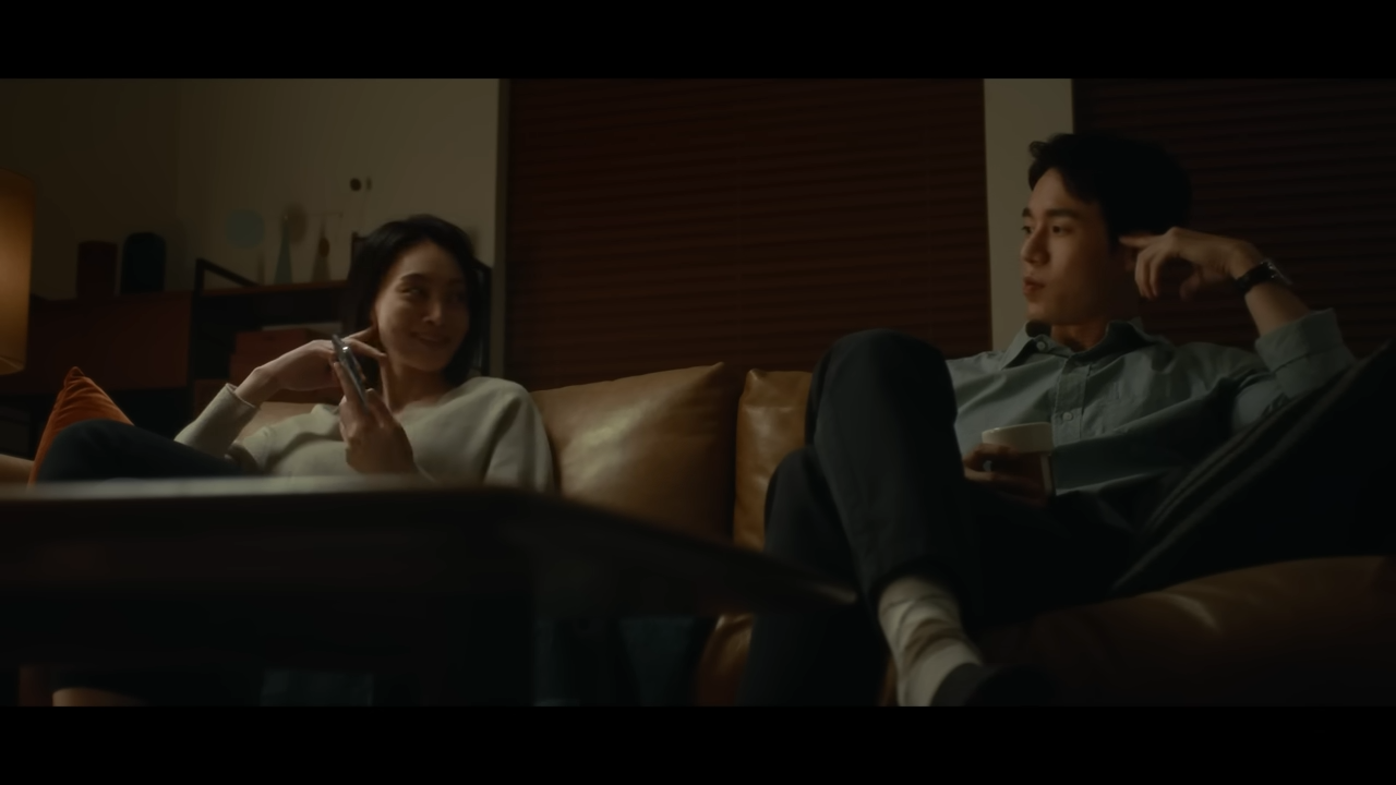 [AP신문 광고평론 No.915] 소파에 앉아 대화를 나누는 부부. 사진 신한은행 유튜브 캡처ⓒAP신문(AP뉴스)