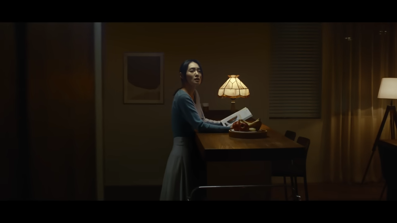 [AP신문 광고평론 No.915] 어두운 배경을 활용해 분위기를 고조시킨다. 사진 신한은행 유튜브 캡처 ⓒAP신문(AP뉴스)