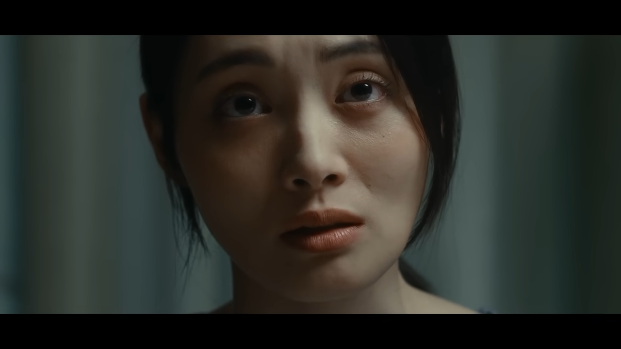 [AP신문 광고평론 No.915] 토요일에 은행에 간다는 남편에게 화내는 아내. 사진 신한은행 유튜브 캡처ⓒAP신문(AP뉴스)