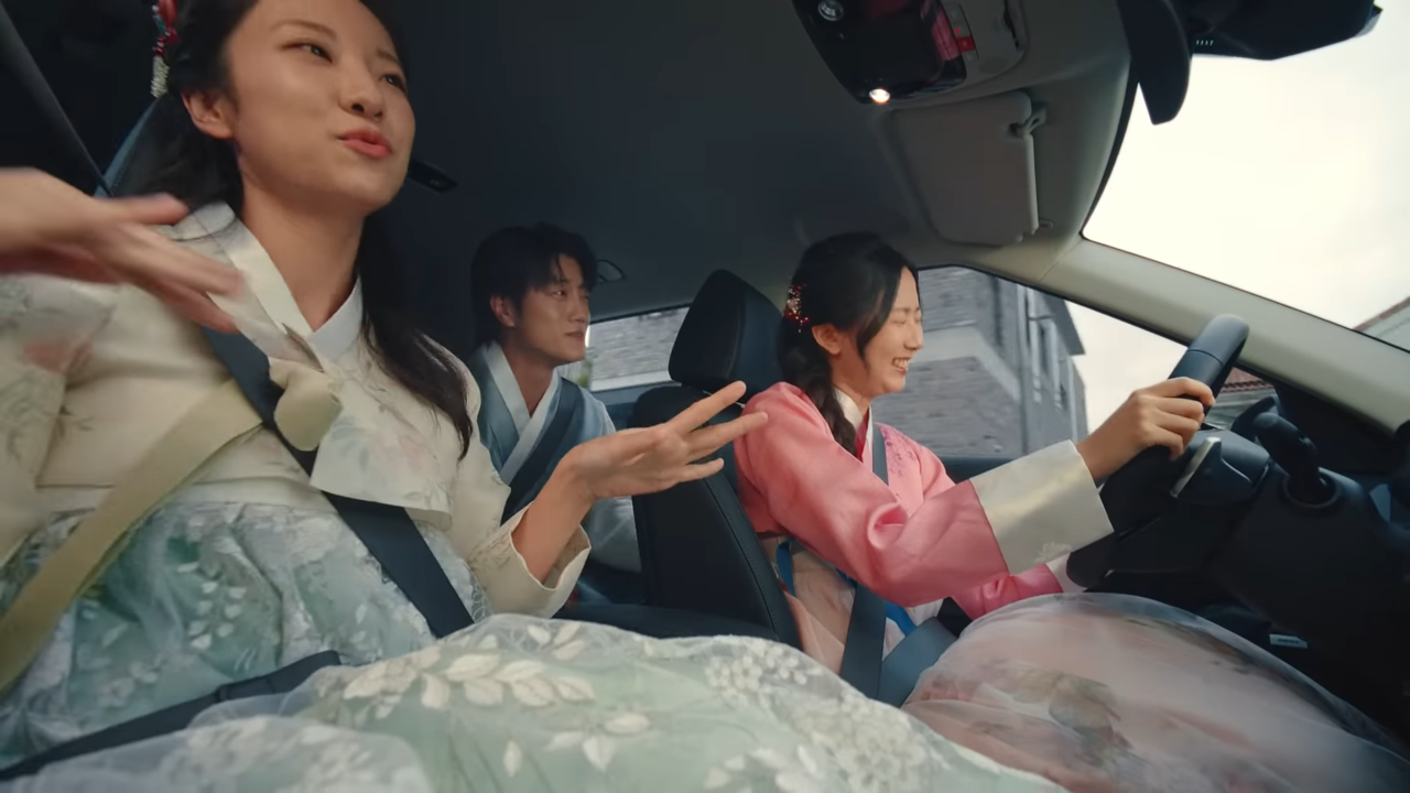[AP신문 광고평론 No.920] 차 안에서 즐거운 시간을 보내는 사람들. 사진 기아자동차 유튜브 캡처 ⓒAP신문(AP뉴스)