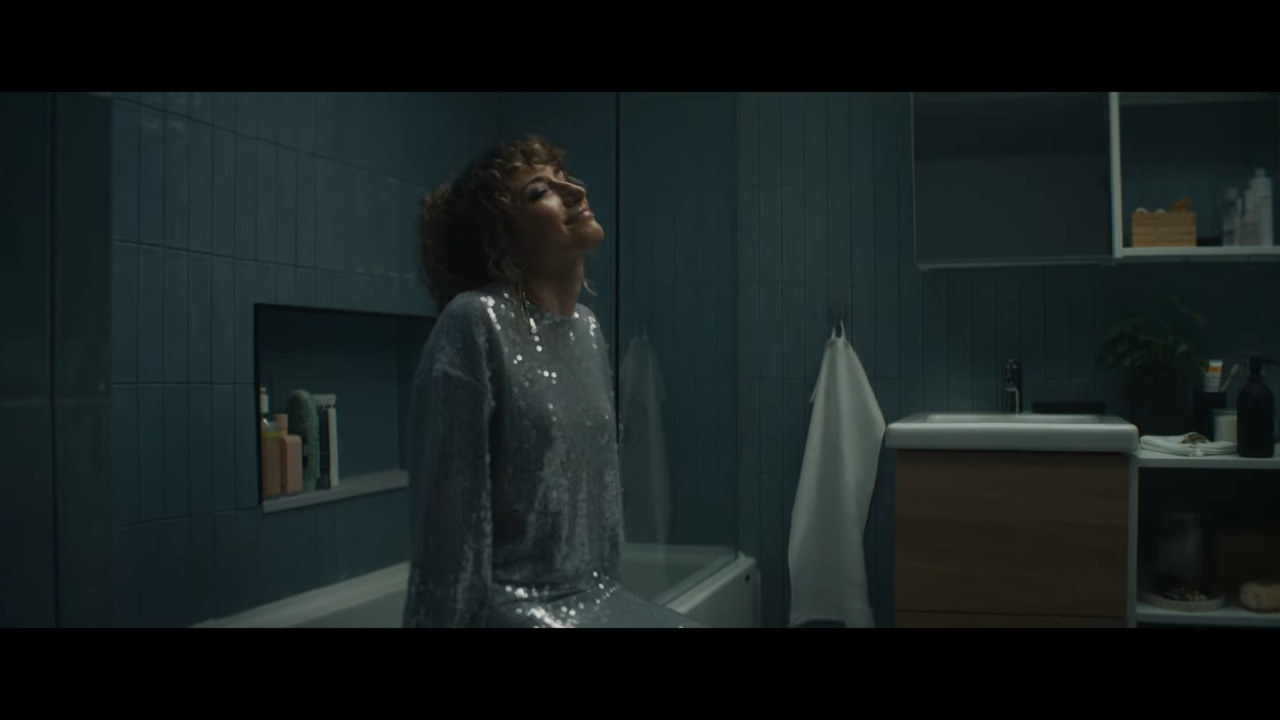 [AP신문 광고평론 No.930] 모델이 파티에서 벗어나 잠시 쉬고 있다. 사진 Ikea Canada 유튜브 캡처 ⓒAP신문(AP뉴스)