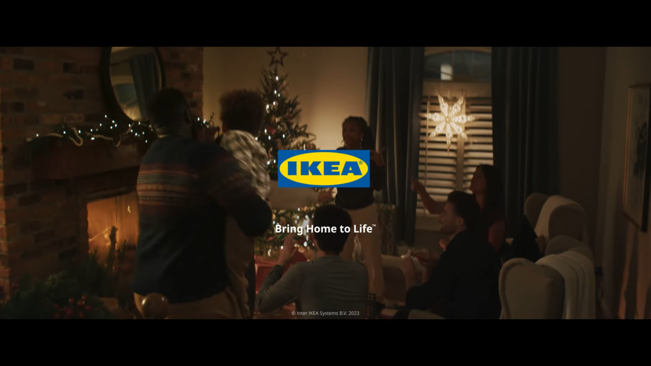 [AP신문 광고평론 No.930] 홈파티 장면 위로 이케아 로고가 등장한다. 사진 Ikea Canada 유튜브 캡처 ⓒAP신문(AP뉴스)