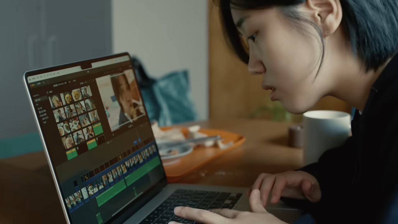 [AP신문 광고평론 No.933] Mac으로 브이로그를 편집하는 학생. 사진 Apple 대한민국 유튜브 캡처 ⓒAP신문(AP뉴스)