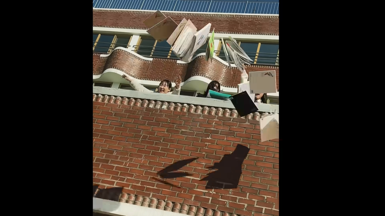 [AP신문 광고평론 No.933] 수능이 끝나고 책을 던지는 학생들. 사진 Apple 대한민국 유튜브 캡처 ⓒAP신문(AP뉴스)