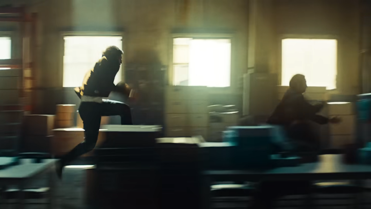 [AP신문 광고평론 No.938] 추격전을 벌이는 강하늘과 이현석. 사진 NH농협은행 유튜브 캡처 ⓒAP신문(AP뉴스)