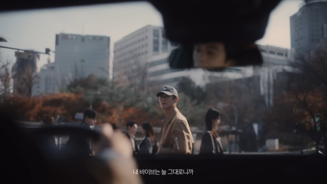 [AP신문 광고평론 No.952] 현재의 빈지노와 과거의 빈지노가 마주하는 장면. 사진 BMW Korea 유튜브 캡처 ⓒAP신문(AP뉴스)