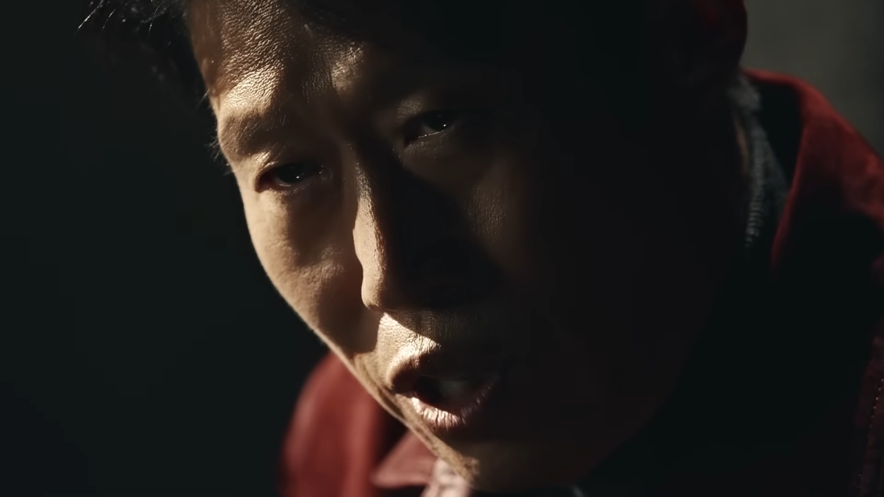 [AP신문 광고평론 No.961]  유해진이 이야기를 들려주는 방식으로 전개된다. 사진 노랑통닭 유튜브 캡처 ⓒAP신문(AP뉴스)