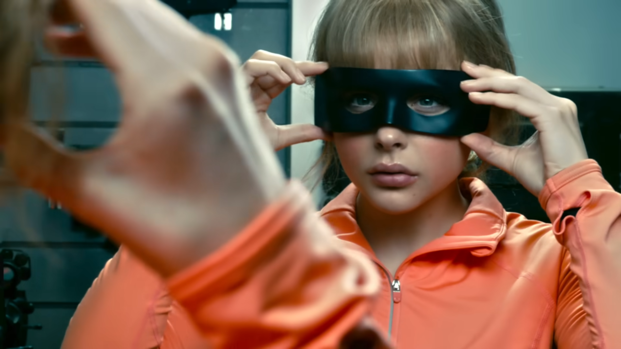 [AP신문 광고평론 No.962]  영화 '킥 애스'에서 가면을 쓰는 클로이 모레츠. 사진 Apple 유튜브 캡처 ⓒAP신문(AP뉴스)