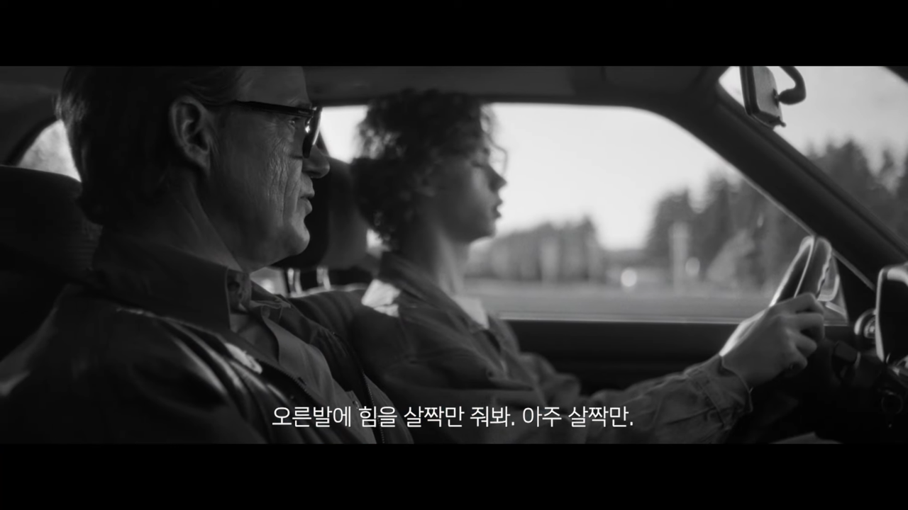 [AP신문 광고평론 No.963]  아들에게 첫 운전을 가르쳐주는 모습. 사진 BMW Korea 유튜브 캡처 ⓒAP신문(AP뉴스)